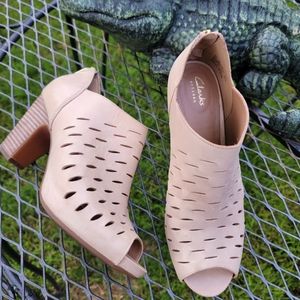 Clarks Beige Cutout Okena Posh Faux Leather Bootie Sz 6.5